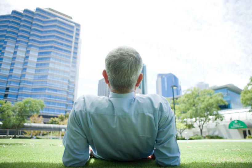 西方人,背部,一个人,商务人士,商务男性,高楼大厦,躺,横图,室外,白天,仰视,衬衫,草地,草坪,植物,大厦,建筑,摩天大楼,欧洲,欧洲人,仅一个男性,仅一个人,撑,阴影,套装,光线,影子,注视,草,树,树木,仅一个年轻男性,蓝色,绿色,蓝天,天空,阳光,自然,天,观察,看,生长,成长,观看,察看,撑着,关注,商务装,工薪阶层,卧着,男人,男性,年轻男性,白种人,白领,上班族,躺着,卧,半身,彩图,低角度拍摄,衬衣,大楼,高层建筑,高楼,摩天楼