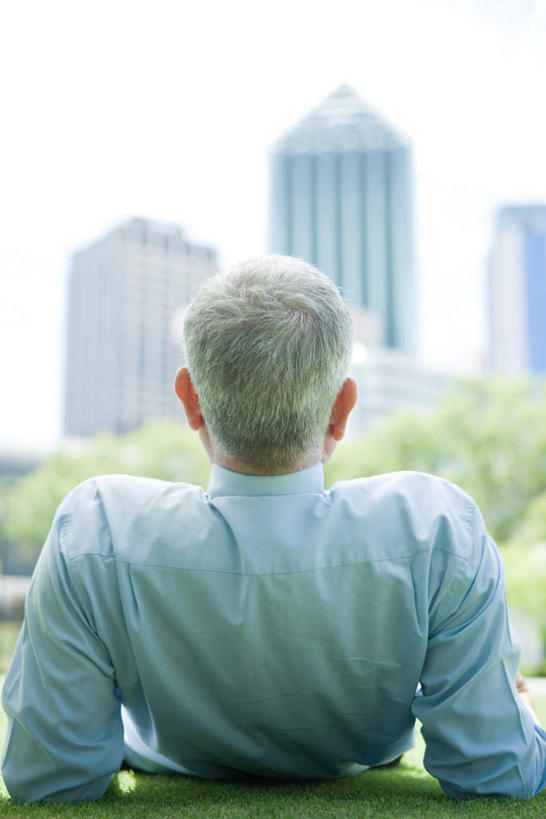 西方人,背部,一个人,商务人士,商务男性,高楼大厦,躺,竖图,室外,白天,仰视,衬衫,草地,草坪,植物,大厦,建筑,摩天大楼,欧洲,欧洲人,仅一个男性,仅一个人,撑,阴影,套装,光线,影子,注视,草,蓝色,绿色,蓝天,天空,阳光,天,观察,看,仅一个老年男性,观看,察看,撑着,关注,商务装,工薪阶层,卧着,老年男性,男人,男性,白种人,白领,上班族,躺着,卧,半身,彩图,低角度拍摄,衬衣,大楼,高层建筑,高楼,摩天楼