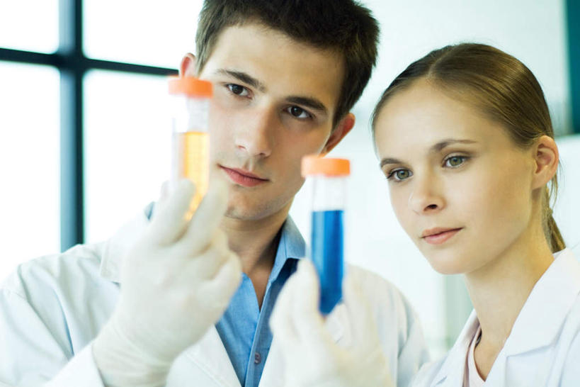 西方人,脸,头,脸颊,两个人,科学家,站,举,笑,微笑,横图,室内,特写,白天,正面,实验,仪器,窗户,杯子,欧洲,欧洲人,研究,透明,分析,科学,化学,测试,试管,液体,实验室,研究室,注视,玻璃窗,玻璃制品,黄色,蓝色,玻璃瓶,瓶子,观察,看,托,站着,器皿,观看,科研,察看,操作,关注,化验,检验,计量,试验室,科学研究者,玻璃仪器,试验耗材,实验用品,男人,男性,年轻男性,年轻女性,女人,女性,白种人,头部,脸部,脸蛋,面部,科学工作者,玻璃杯,举起,举着,向上举,向上伸,向上托,站立,半身,彩图