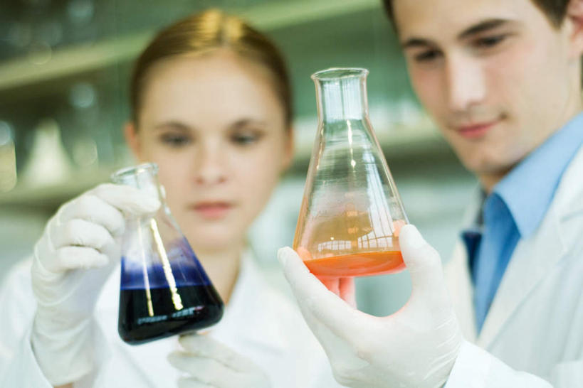 西方人,两个人,科学家,站,举,笑,微笑,横图,室内,白天,正面,实验,仪器,欧洲,欧洲人,研究,透明,分析,科学,化学,测试,烧瓶,液体,锥形瓶,实验室,研究室,注视,玻璃制品,黄色,黑色,玻璃瓶,瓶子,低头,观察,看,托,站着,器皿,观看,科研,察看,操作,关注,化验,检验,试验室,科学研究者,玻璃仪器,试验耗材,实验用品,三角烧瓶,依氏烧瓶,锥形烧瓶,男人,男性,年轻男性,年轻女性,女人,女性,白种人,科学工作者,举起,举着,向上举,向上伸,向上托,站立,半身,彩图