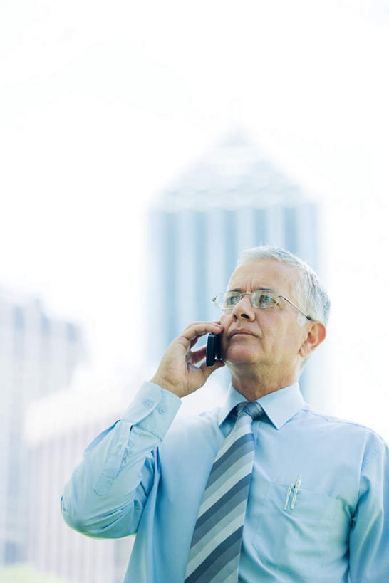 西方人,一个人,商务人士,商务男性,高楼大厦,站,打电话,竖图,室外,白天,仰视,衬衫,大厦,建筑,摩天大楼,电话,手机,欧洲,欧洲人,仅一个男性,仅一个人,套装,朦胧,模糊,听,注视,通讯设备,蓝色,蓝天,天空,天,观察,看,站着,仅一个老年男性,观看,察看,关注,商务装,工薪阶层,交流,老年男性,男人,男性,白种人,白领,上班族,沟通,抬头,通话,仰头,站立,半身,彩图,低角度拍摄,衬衣,大楼,高层建筑,高楼,摩天楼