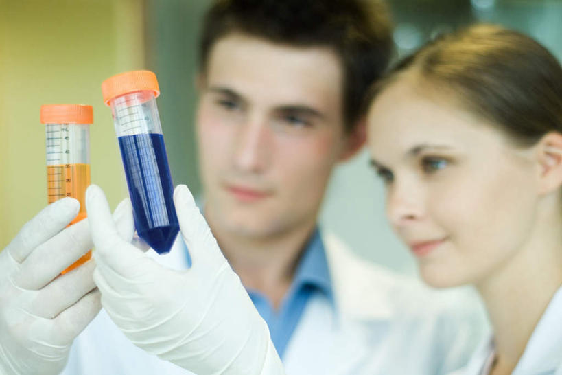 西方人,两个人,科学家,站,举,笑,微笑,横图,室内,特写,白天,正面,实验,仪器,杯子,欧洲,欧洲人,朦胧,模糊,研究,透明,分析,科学,化学,测试,试管,液体,实验室,研究室,注视,玻璃制品,黄色,黑色,玻璃瓶,瓶子,低头,观察,看,托,站着,器皿,观看,科研,察看,操作,关注,化验,检验,计量,试验室,科学研究者,玻璃仪器,试验耗材,实验用品,男人,男性,年轻男性,年轻女性,女人,女性,白种人,科学工作者,玻璃杯,举起,举着,向上举,向上伸,向上托,站立,半身,彩图