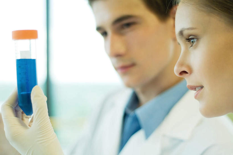 西方人,两个人,科学家,站,举,笑,微笑,横图,室内,特写,白天,正面,实验,仪器,窗户,杯子,欧洲,欧洲人,朦胧,模糊,研究,装饰,透明,分析,科学,化学,测试,试管,液体,实验室,研究室,注视,玻璃窗,玻璃制品,一个,蓝色,玻璃瓶,瓶子,手套,观察,看,托,站着,温暖,器皿,单个,观看,保暖,华丽,点缀,科研,察看,操作,御寒,关注,化验,检验,计量,试验室,科学研究者,玻璃仪器,试验耗材,实验用品,衬托,美观,雅致,雅观,男人,男性,年轻男性,年轻女性,女人,女性,白种人,科学工作者,玻璃杯,举起,举着,向上举,向上伸,向上托,站立,半身,彩图