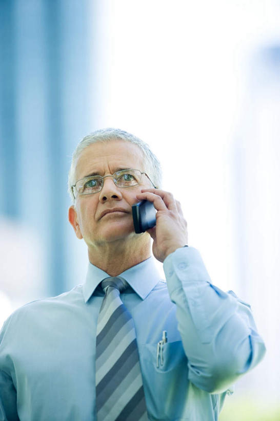 西方人,一个人,商务人士,商务男性,高楼大厦,站,打电话,竖图,室外,白天,仰视,衬衫,大厦,建筑,摩天大楼,电话,手机,欧洲,欧洲人,仅一个男性,仅一个人,套装,朦胧,模糊,听,注视,通讯设备,蓝色,蓝天,天空,天,观察,看,站着,仅一个老年男性,观看,察看,关注,商务装,工薪阶层,交流,老年男性,男人,男性,白种人,白领,上班族,沟通,通话,站立,半身,彩图,低角度拍摄,衬衣,大楼,高层建筑,高楼,摩天楼