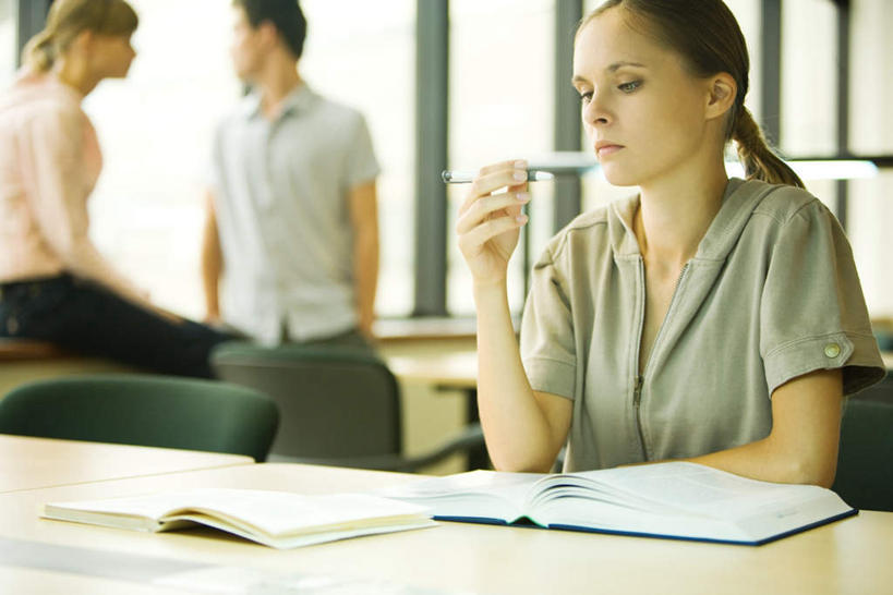 西方人,三个人,伙伴,朋友,学校,坐,横图,室内,白天,正面,友谊,窗户,桌子,书籍,椅子,欧洲,欧洲人,办公桌,木椅,注视,校园,玻璃窗,低头,观察,看,教室,观看,察看,关注,友情,男人,男性,年轻男性,年轻女性,女人,女性,白种人,书,图书,坐着,半身,彩图