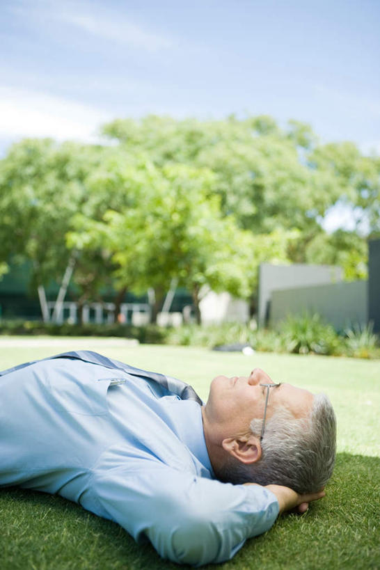 西方人,一个人,商务人士,商务男性,躺,竖图,俯视,室外,白天,衬衫,草地,草坪,植物,欧洲,欧洲人,仅一个男性,仅一个人,阴影,套装,光线,影子,注视,草,树,树木,蓝色,绿色,蓝天,天空,阳光,自然,天,观察,看,仅一个老年男性,生长,成长,观看,察看,关注,商务装,工薪阶层,卧着,老年男性,男人,男性,白种人,白领,上班族,躺着,卧,半身,彩图,高角度拍摄,衬衣