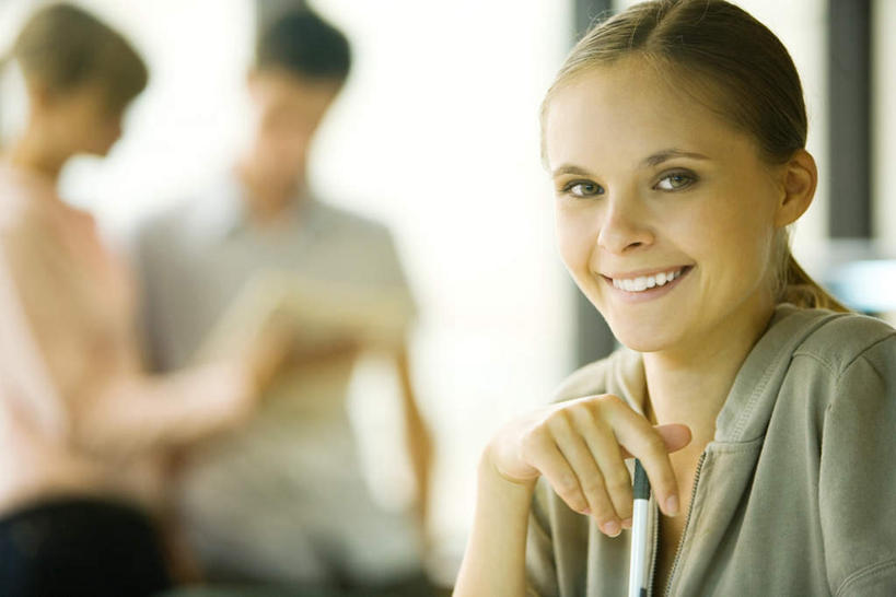 西方人,三个人,伙伴,朋友,学校,坐,笑,微笑,露齿笑,横图,室内,白天,正面,友谊,窗户,欧洲,欧洲人,握,朦胧,模糊,笔,办公用品,拿,拿着,注视,校园,玻璃窗,文具,学习用品,观察,看,教室,握着,观看,文具用品,察看,关注,友情,男人,男性,年轻男性,年轻女性,女人,女性,白种人,坐着,半身,彩图