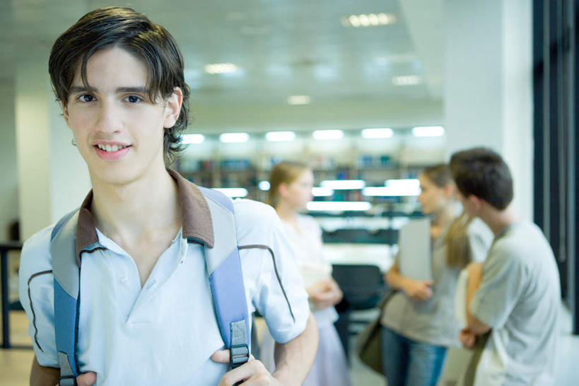 西方人,背,四个人,伙伴,朋友,学校,站,笑,微笑,露齿笑,横图,室内,白天,正面,友谊,窗户,桌子,书籍,椅子,欧洲,欧洲人,许多,朦胧,模糊,包,书包,办公桌,木椅,灯光,注视,校园,吊灯,玻璃窗,灯,一个,背包,灯具,观察,看,站着,教室,单个,观看,察看,照明设备,关注,友情,男人,男性,年轻男性,年轻女性,女人,女性,白种人,书,图书,站立,半身,彩图,双肩包