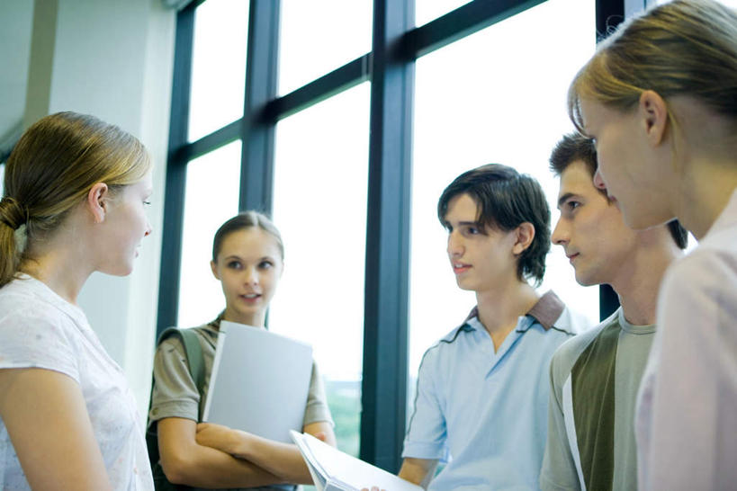 西方人,伙伴,朋友,学校,站,笑,微笑,露齿笑,横图,室内,白天,仰视,友谊,窗户,落地窗,书籍,欧洲,欧洲人,五个人,墙,拿,拿着,注视,校园,玻璃窗,相视,墙壁,墙面,观察,看,站着,教室,面对面,观看,对视,察看,关注,相对,相看,友情,男人,男性,年轻男性,年轻女性,女人,女性,白种人,书,图书,站立,半身,彩图,低角度拍摄