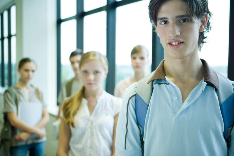 西方人,伙伴,朋友,学校,站,笑,微笑,露齿笑,横图,室内,白天,正面,友谊,窗户,落地窗,书籍,欧洲,欧洲人,五个人,墙,拿,拿着,注视,校园,玻璃窗,墙壁,墙面,观察,看,站着,教室,观看,察看,关注,友情,男人,男性,年轻男性,年轻女性,女人,女性,白种人,书,图书,站立,半身,彩图