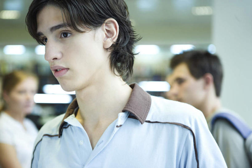 西方人,三个人,伙伴,朋友,学校,教学楼,站,横图,室内,白天,正面,友谊,欧洲,欧洲人,朦胧,模糊,墙,灯光,注视,校园,吊灯,墙壁,墙面,灯,灯具,观察,看,站着,观看,察看,照明设备,关注,友情,男人,男性,年轻男性,年轻女性,女人,女性,白种人,站立,半身,彩图,教室楼,教学大楼