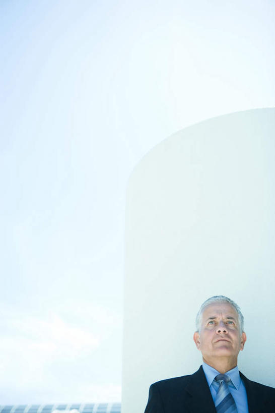 西方人,一个人,商务人士,商务男性,站,竖图,室内,白天,正面,衬衫,欧洲,欧洲人,仅一个男性,仅一个人,套装,柱子,墙,注视,墙壁,墙面,观察,看,站着,仅一个老年男性,观看,察看,关注,商务装,工薪阶层,老年男性,男人,男性,白种人,白领,上班族,抬头,仰头,站立,半身,彩图,衬衣