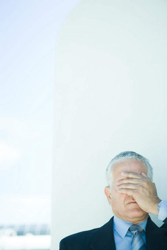 西方人,一个人,商务人士,商务男性,站,摸,竖图,室内,白天,正面,衬衫,欧洲,欧洲人,仅一个男性,仅一个人,抚摸,套装,柱子,墙,注视,墙壁,墙面,观察,看,站着,仅一个老年男性,遮,观看,察看,遮挡,关注,商务装,工薪阶层,遮盖,遮蔽,老年男性,男人,男性,白种人,白领,上班族,触摸,接触,抬头,仰头,站立,半身,彩图,衬衣