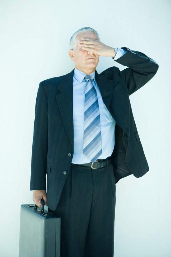 西方人,一个人,商务人士,商务男性,站,摸,竖图,室内,白天,正面,衬衫,欧洲,欧洲人,仅一个男性,仅一个人,抚摸,套装,包,公文包,墙,注视,墙壁,墙面,一个,观察,看,站着,仅一个老年男性,遮,单个,公事包,观看,察看,遮挡,关注,商务装,工薪阶层,遮盖,遮蔽,老年男性,男人,男性,白种人,白领,上班族,触摸,接触,抬头,仰头,站立,半身,彩图,衬衣