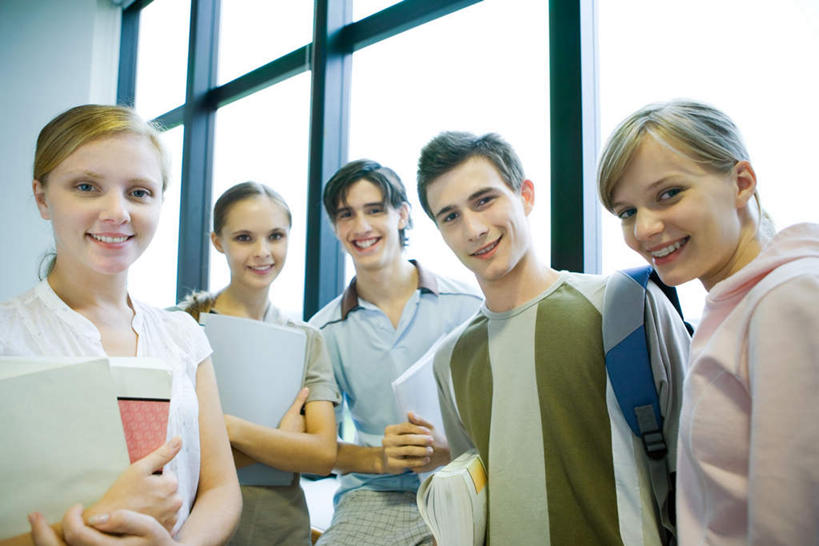 西方人,伙伴,朋友,学校,站,笑,微笑,露齿笑,横图,室内,白天,正面,友谊,窗户,落地窗,书籍,欧洲,欧洲人,五个人,墙,拿,拿着,注视,校园,玻璃窗,墙壁,墙面,观察,看,站着,教室,观看,察看,关注,友情,男人,男性,年轻男性,年轻女性,女人,女性,白种人,书,图书,站立,半身,彩图