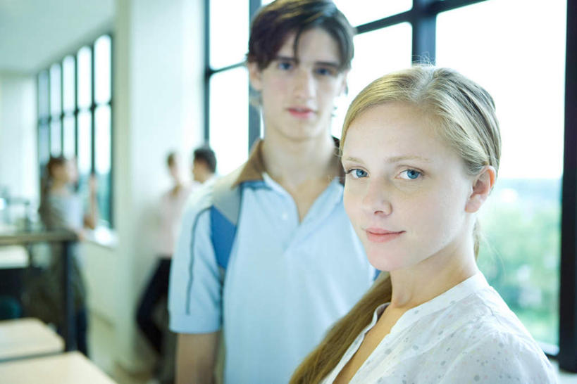 西方人,伙伴,朋友,学校,站,笑,微笑,露齿笑,横图,室内,白天,正面,友谊,窗户,落地窗,欧洲,欧洲人,五个人,包,书包,墙,拿,拿着,注视,校园,玻璃窗,墙壁,墙面,一个,背包,观察,看,站着,教室,单个,观看,察看,关注,友情,男人,男性,年轻男性,年轻女性,女人,女性,白种人,站立,半身,彩图,双肩包