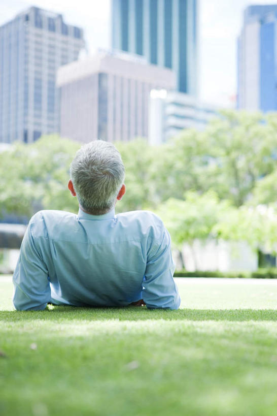 西方人,背部,一个人,商务人士,商务男性,高楼大厦,躺,竖图,室外,白天,仰视,衬衫,草地,草坪,植物,大厦,建筑,摩天大楼,欧洲,欧洲人,仅一个男性,仅一个人,撑,阴影,套装,光线,影子,注视,草,蓝色,绿色,蓝天,天空,阳光,天,观察,看,仅一个老年男性,观看,察看,撑着,关注,商务装,工薪阶层,卧着,老年男性,男人,男性,白种人,白领,上班族,躺着,卧,半身,彩图,低角度拍摄,衬衣,大楼,高层建筑,高楼,摩天楼