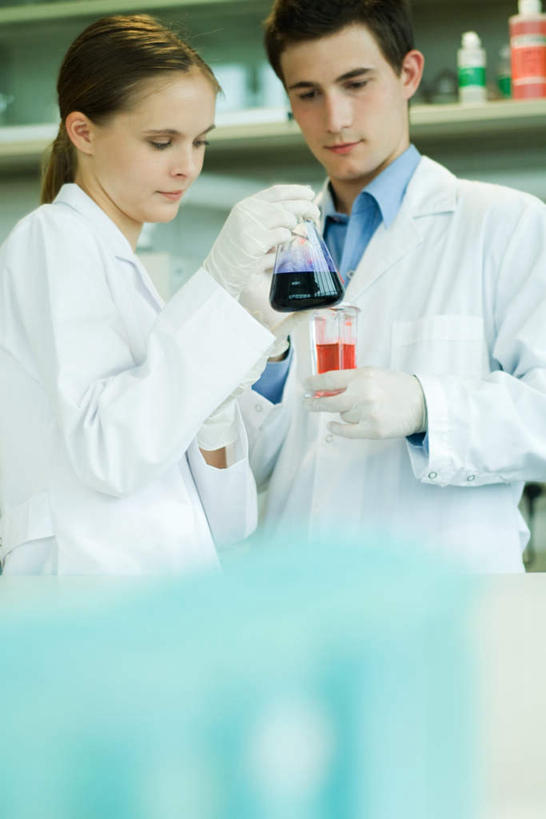 西方人,两个人,站,举,笑,微笑,竖图,室内,特写,白天,仰视,实验,仪器,杯子,欧洲,欧洲人,朦胧,模糊,研究,装饰,透明,分析,科学,化学,测试,试管,液体,注视,玻璃制品,红色,黑色,玻璃瓶,瓶子,手套,观察,看,托,站着,温暖,器皿,观看,保暖,华丽,点缀,科研,察看,操作,御寒,关注,化验,检验,计量,玻璃仪器,试验耗材,实验用品,衬托,美观,雅致,雅观,男人,男性,年轻男性,年轻女性,女人,女性,白种人,玻璃杯,举起,举着,向上举,向上伸,向上托,站立,半身,彩图,低角度拍摄