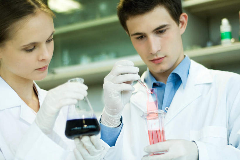 西方人,两个人,站,举,笑,微笑,横图,室内,白天,仰视,实验,仪器,杯子,欧洲,欧洲人,朦胧,模糊,研究,装饰,透明,分析,科学,化学,测试,试管,液体,注视,玻璃制品,红色,黑色,玻璃瓶,瓶子,手套,低头,观察,看,托,站着,温暖,器皿,观看,保暖,华丽,点缀,科研,察看,操作,御寒,关注,化验,检验,计量,玻璃仪器,试验耗材,实验用品,衬托,美观,雅致,雅观,男人,男性,年轻男性,年轻女性,女人,女性,白种人,玻璃杯,举起,举着,向上举,向上伸,向上托,站立,半身,彩图,低角度拍摄