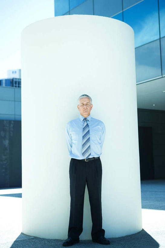 西方人,一个人,商务人士,商务男性,站,闭眼,竖图,室外,白天,正面,衬衫,欧洲,欧洲人,仅一个男性,仅一个人,阴影,套装,光线,影子,柱子,阳光,站着,仅一个老年男性,商务装,工薪阶层,老年男性,男人,男性,白种人,白领,上班族,闭眼睛,闭着眼,闭着眼睛,站立,彩图,全身,衬衣