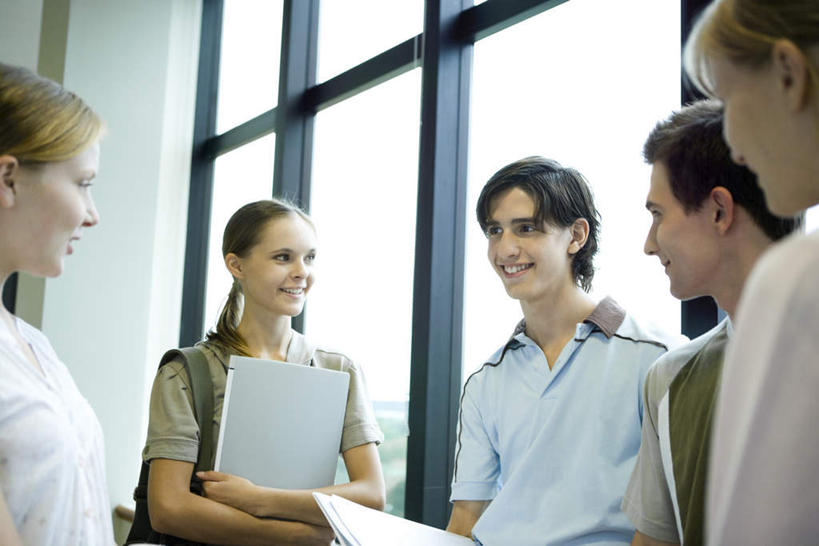 西方人,伙伴,朋友,学校,站,笑,微笑,露齿笑,横图,室内,白天,仰视,友谊,窗户,落地窗,书籍,欧洲,欧洲人,五个人,墙,拿,拿着,注视,校园,玻璃窗,相视,墙壁,墙面,观察,看,站着,教室,面对面,观看,对视,察看,关注,相对,相看,友情,男人,男性,年轻男性,年轻女性,女人,女性,白种人,书,图书,站立,半身,彩图,低角度拍摄