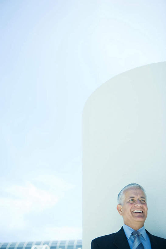 西方人,一个人,商务人士,商务男性,站,闭眼,竖图,室外,白天,仰视,衬衫,欧洲,欧洲人,仅一个男性,仅一个人,阴影,套装,光线,影子,柱子,阳光,站着,仅一个老年男性,商务装,工薪阶层,老年男性,男人,男性,白种人,白领,上班族,闭眼睛,闭着眼,闭着眼睛,站立,彩图,低角度拍摄,全身,衬衣