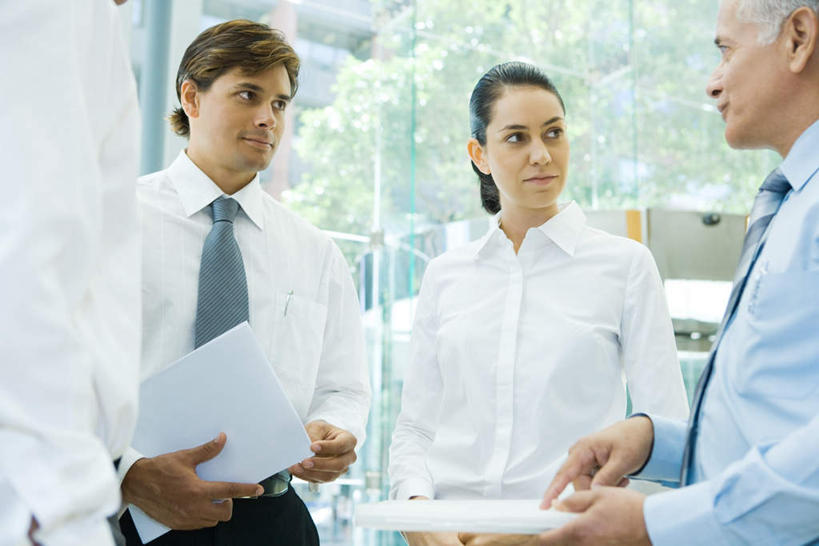 西方人,四个人,商务人士,商务男性,商务女性,站,横图,室内,白天,仰视,衬衫,植物,窗户,欧洲,欧洲人,指,套装,文件,拿,拿着,注视,方向,玻璃窗,相视,树,树木,绿色,自然,观察,看,手势,站着,面对面,生长,成长,观看,对视,察看,指向,关注,相对,商务装,工薪阶层,相看,男人,男性,年轻男性,年轻女性,女人,女性,白种人,白领,上班族,站立,半身,彩图,低角度拍摄,衬衣