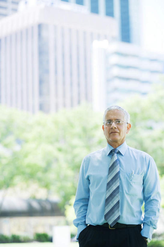 西方人,一个人,商务人士,商务男性,高楼大厦,站,闭眼,竖图,室外,白天,正面,衬衫,植物,大厦,建筑,摩天大楼,欧洲,欧洲人,仅一个男性,仅一个人,阴影,套装,光线,影子,树,树木,绿色,阳光,自然,站着,仅一个老年男性,生长,成长,商务装,工薪阶层,老年男性,男人,男性,白种人,白领,上班族,闭眼睛,闭着眼,闭着眼睛,站立,半身,彩图,衬衣,大楼,高层建筑,高楼,摩天楼