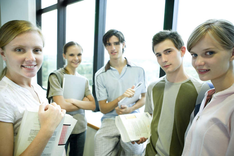 西方人,伙伴,朋友,学校,站,坐,笑,微笑,露齿笑,横图,俯视,室内,白天,友谊,窗户,落地窗,书籍,欧洲,欧洲人,五个人,指,墙,拿,拿着,注视,方向,校园,玻璃窗,墙壁,墙面,观察,看,手势,站着,转头,教室,观看,察看,指向,关注,友情,男人,男性,年轻男性,年轻女性,女人,女性,白种人,书,图书,站立,坐着,半身,彩图,高角度拍摄