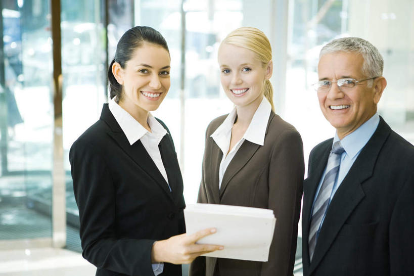 西方人,三个人,商务人士,商务男性,商务女性,站,横图,室内,白天,仰视,衬衫,植物,窗户,欧洲,欧洲人,一排,套装,整齐,文件,拿,拿着,注视,玻璃窗,树,树木,排列,绿色,自然,观察,看,站着,生长,成长,观看,察看,队列,关注,商务装,工薪阶层,男人,男性,年轻男性,年轻女性,女人,女性,白种人,白领,上班族,站立,半身,彩图,低角度拍摄,衬衣