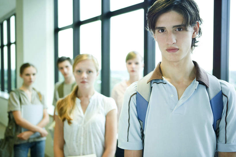 西方人,伙伴,朋友,学校,站,笑,微笑,露齿笑,横图,室内,白天,正面,友谊,窗户,落地窗,书籍,欧洲,欧洲人,五个人,朦胧,模糊,墙,拿,拿着,注视,校园,玻璃窗,墙壁,墙面,观察,看,站着,教室,观看,察看,关注,友情,男人,男性,年轻男性,年轻女性,女人,女性,白种人,书,图书,站立,半身,彩图