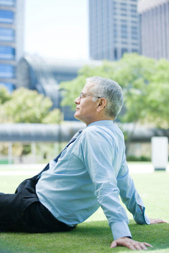 西方人,一个人,商务人士,商务男性,高楼大厦,躺,竖图,室外,白天,侧面,衬衫,草地,草坪,植物,大厦,建筑,摩天大楼,欧洲,欧洲人,仅一个男性,仅一个人,撑,阴影,套装,光线,影子,注视,草,绿色,阳光,观察,看,仅一个老年男性,观看,察看,撑着,关注,商务装,工薪阶层,卧着,老年男性,男人,男性,白种人,白领,上班族,躺着,卧,半身,彩图,衬衣,大楼,高层建筑,高楼,摩天楼