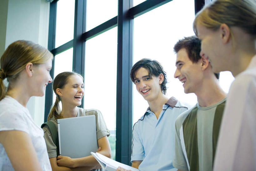 西方人,伙伴,朋友,学校,站,坐,笑,微笑,露齿笑,横图,室内,白天,正面,友谊,窗户,落地窗,书籍,欧洲,欧洲人,五个人,墙,拿,拿着,注视,校园,玻璃窗,相视,墙壁,墙面,观察,看,站着,转头,教室,面对面,观看,对视,察看,关注,相对,相看,友情,男人,男性,年轻男性,年轻女性,女人,女性,白种人,书,图书,站立,坐着,半身,彩图