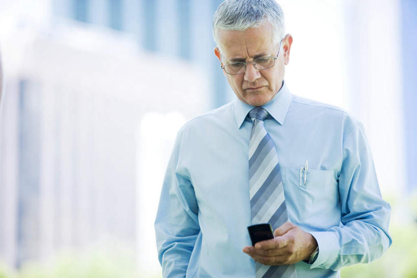 西方人,一个人,商务人士,商务男性,高楼大厦,站,打电话,横图,室外,白天,仰视,衬衫,植物,大厦,建筑,摩天大楼,电话,手机,欧洲,欧洲人,仅一个男性,仅一个人,套装,朦胧,模糊,注视,通讯设备,树,树木,绿色,自然,低头,观察,看,站着,仅一个老年男性,生长,成长,观看,一台,察看,操作,关注,商务装,工薪阶层,交流,老年男性,男人,男性,白种人,白领,上班族,沟通,通话,站立,半身,彩图,低角度拍摄,衬衣,大楼,高层建筑,高楼,摩天楼