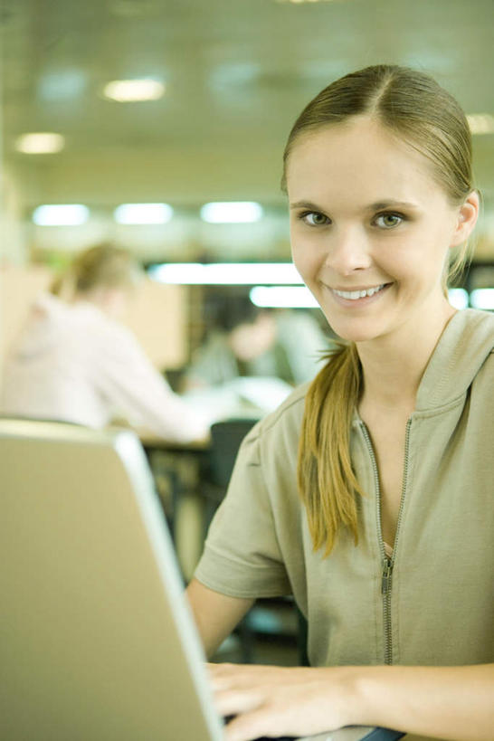 西方人,三个人,伙伴,朋友,商务人士,商务女性,坐,竖图,室内,白天,正面,衬衫,友谊,电脑,笔记本电脑,桌子,椅子,欧洲,欧洲人,套装,朦胧,模糊,网络,办公桌,木椅,灯光,注视,通讯设备,吊灯,灯,灯具,观察,看,观看,一台,察看,无线,照明设备,关注,通信设备,商务装,无线网络,无线上网,便携式电脑,工薪阶层,友情,手提电脑,男人,男性,年轻男性,年轻女性,女人,女性,白种人,白领,上班族,坐着,半身,彩图,衬衣