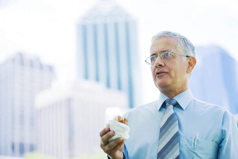 西方人,一个人,商务人士,商务男性,高楼大厦,躺,横图,室外,白天,仰视,衬衫,大厦,摩天大楼,杯子,欧洲,欧洲人,仅一个男性,仅一个人,撑,阴影,套装,光线,影子,注视,阳光,水杯,观察,看,仅一个老年男性,观看,察看,撑着,关注,商务装,工薪阶层,卧着,老年男性,男人,男性,白种人,白领,上班族,茶杯,躺着,卧,半身,彩图,低角度拍摄,衬衣,大楼,高层建筑,高楼,摩天楼