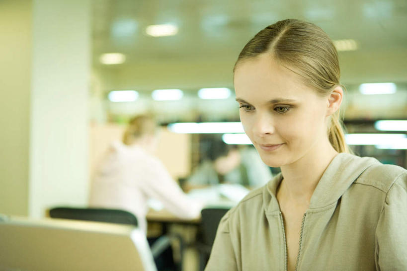 西方人,三个人,伙伴,朋友,商务人士,商务女性,坐,横图,室内,白天,正面,衬衫,友谊,电脑,笔记本电脑,桌子,椅子,欧洲,欧洲人,套装,朦胧,模糊,网络,木椅,灯光,注视,通讯设备,吊灯,灯,灯具,低头,观察,看,观看,一台,察看,无线,操作,照明设备,关注,通信设备,商务装,无线网络,无线上网,便携式电脑,工薪阶层,友情,手提电脑,男人,男性,年轻男性,年轻女性,女人,女性,白种人,白领,上班族,坐着,半身,彩图,衬衣