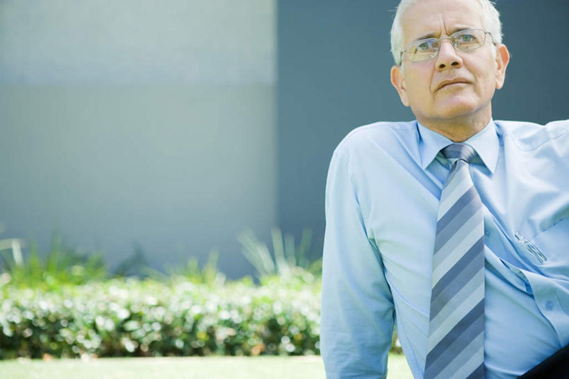 西方人,一个人,商务人士,商务男性,躺,横图,室外,白天,正面,衬衫,草地,草坪,植物,欧洲,欧洲人,仅一个男性,仅一个人,撑,阴影,套装,光线,影子,墙,注视,墙壁,墙面,草,绿色,阳光,观察,看,仅一个老年男性,观看,察看,撑着,关注,商务装,工薪阶层,卧着,老年男性,男人,男性,白种人,白领,上班族,躺着,卧,半身,彩图,衬衣