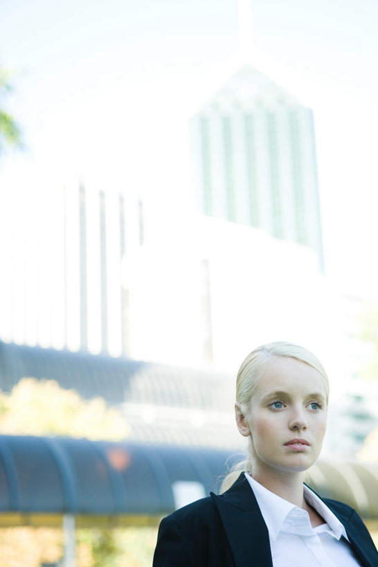 西方人,一个人,商务人士,商务女性,高楼大厦,站,竖图,室外,白天,正面,衬衫,植物,大厦,建筑,摩天大楼,欧洲,欧洲人,仅一个年轻女性,仅一个女性,仅一个人,套装,朦胧,模糊,注视,树,树木,绿色,自然,观察,看,站着,生长,成长,观看,察看,关注,商务装,工薪阶层,年轻女性,女人,女性,白种人,白领,上班族,站立,半身,彩图,衬衣,大楼,高层建筑,高楼,摩天楼