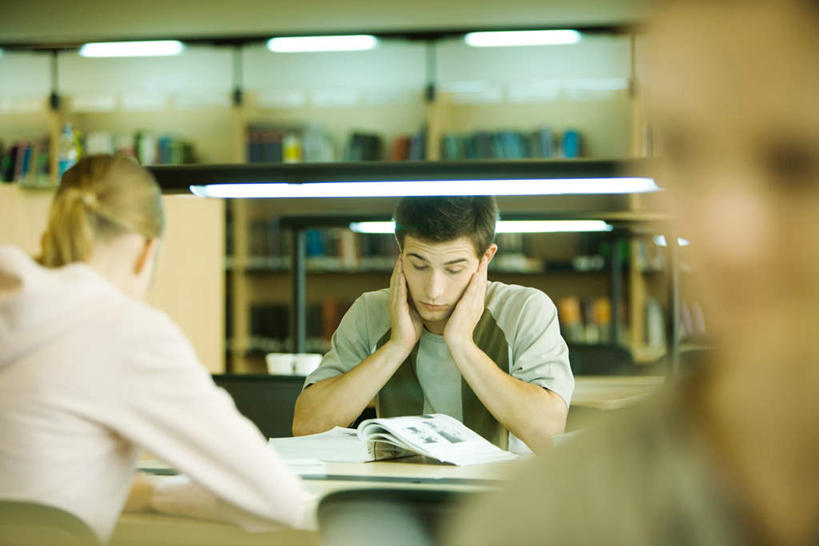 西方人,背部,三个人,伙伴,朋友,图书馆,坐,横图,室内,白天,正面,友谊,柜子,桌子,书籍,椅子,欧洲,欧洲人,材料,档案,文件,办公桌,木椅,灯光,注视,吊灯,灯,资料,灯具,低头,观察,看,观看,察看,照明设备,关注,文档,档案柜,浏览室,友情,男人,男性,年轻男性,年轻女性,女人,女性,白种人,书,图书,坐着,半身,彩图,书库,图书库,阅览室