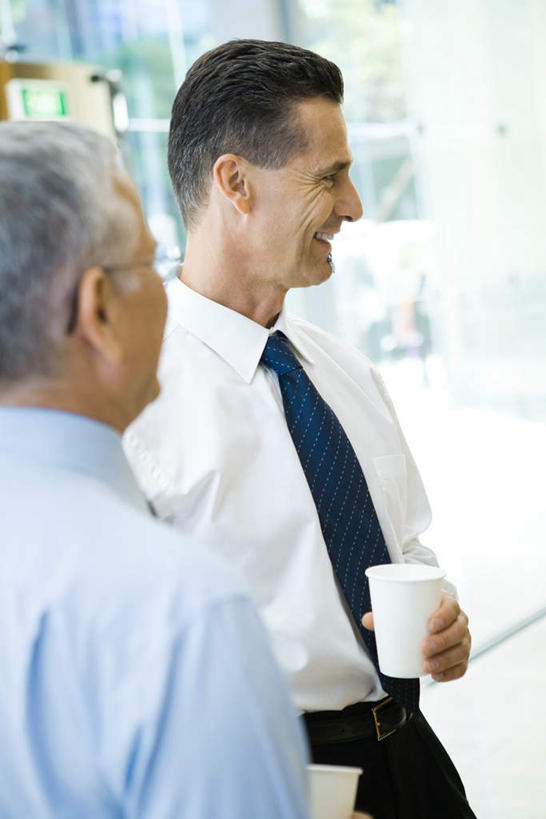 西方人,两个人,商务人士,商务男性,商务女性,站,笑,微笑,露齿笑,竖图,俯视,室内,白天,衬衫,窗户,杯子,欧洲,欧洲人,套装,瓷砖,地砖,地面,拿,拿着,注视,玻璃窗,水杯,低头,观察,看,站着,观看,察看,关注,商务装,工薪阶层,男人,男性,年轻男性,白种人,白领,上班族,茶杯,站立,半身,彩图,高角度拍摄,衬衣