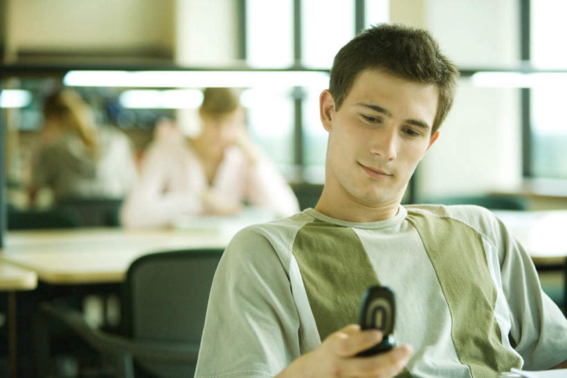 西方人,背部,三个人,伙伴,朋友,图书馆,坐,摸,打电话,横图,室内,白天,正面,友谊,柜子,桌子,电话,手机,书籍,椅子,欧洲,欧洲人,抚摸,朦胧,模糊,材料,档案,文件,办公桌,木椅,灯光,注视,通讯设备,吊灯,灯,资料,灯具,低头,观察,看,观看,察看,操作,照明设备,关注,文档,档案柜,浏览室,交流,友情,男人,男性,年轻男性,年轻女性,女人,女性,白种人,书,图书,触摸,沟通,接触,通话,坐着,半身,彩图,书库,图书库,阅览室