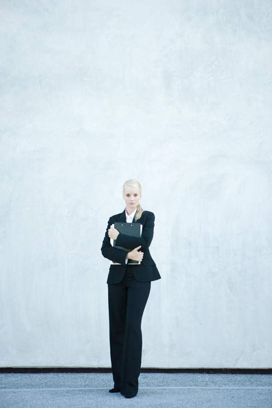 西方人,一个人,商务人士,商务女性,站,竖图,室外,白天,正面,衬衫,欧洲,欧洲人,仅一个年轻女性,仅一个女性,仅一个人,握,套装,材料,瓷砖,档案,地砖,文件,墙,地面,拿,拿着,注视,墙壁,墙面,资料,观察,看,站着,握着,观看,察看,关注,文档,商务装,工薪阶层,年轻女性,女人,女性,白种人,白领,上班族,站立,彩图,全身,衬衣