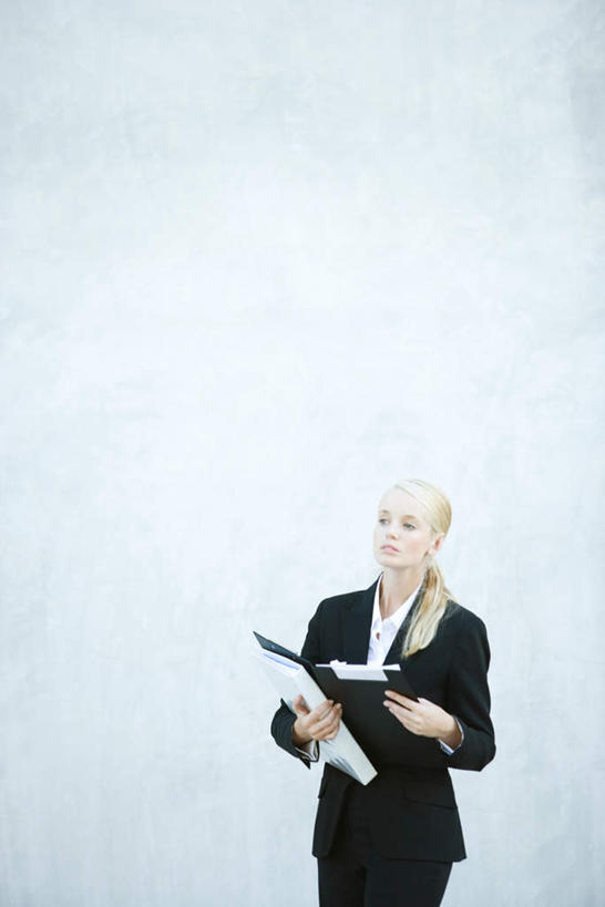 西方人,一个人,商务人士,商务女性,站,竖图,室外,白天,正面,衬衫,欧洲,欧洲人,仅一个年轻女性,仅一个女性,仅一个人,套装,材料,档案,文件,墙,拿,拿着,注视,墙壁,墙面,资料,观察,看,站着,观看,翻阅,察看,关注,文档,商务装,工薪阶层,年轻女性,女人,女性,白种人,白领,上班族,抬头,仰头,站立,半身,彩图,衬衣