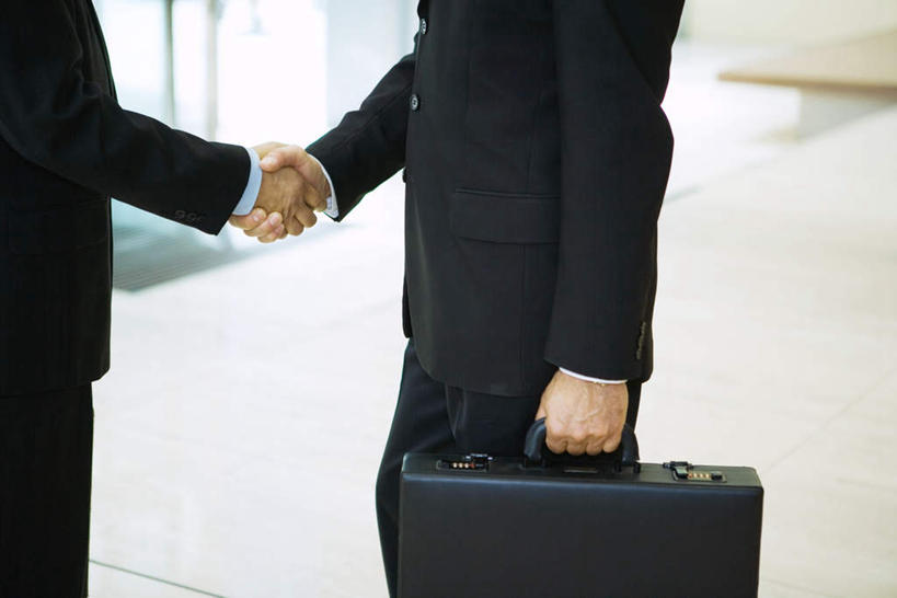 西方人,两个人,商务人士,商务男性,商务女性,握手,横图,俯视,室内,特写,白天,衬衫,门,欧洲,欧洲人,套装,包,瓷砖,地砖,公文包,地面,一个,门框,单个,公事包,商务装,工薪阶层,男人,男性,年轻男性,年轻女性,女人,女性,白种人,白领,上班族,拉手,手拉手,手握手,半身,彩图,高角度拍摄,衬衣