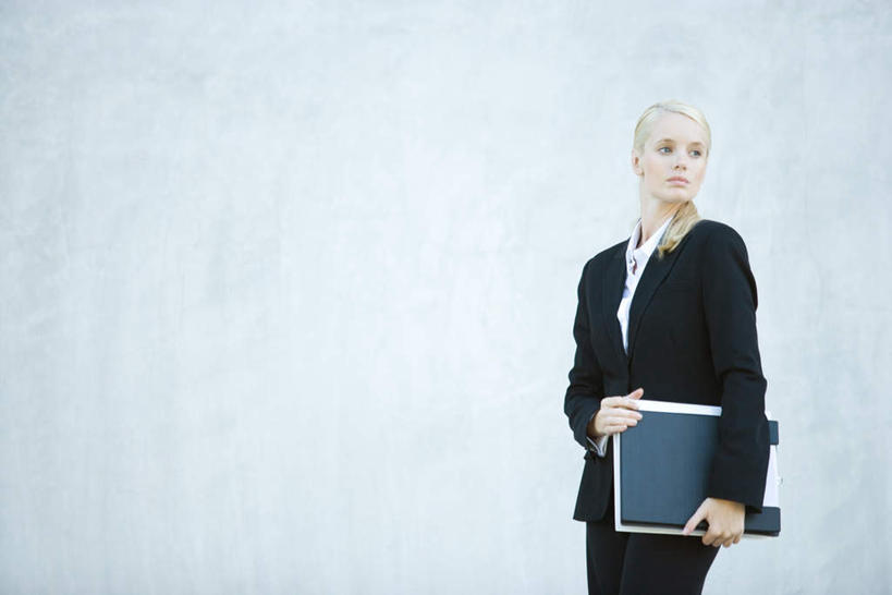 西方人,一个人,商务人士,商务女性,站,横图,室外,白天,正面,衬衫,欧洲,欧洲人,仅一个年轻女性,仅一个女性,仅一个人,套装,材料,档案,文件,墙,拿,拿着,注视,墙壁,墙面,资料,观察,看,站着,观看,察看,关注,文档,商务装,工薪阶层,年轻女性,女人,女性,白种人,白领,上班族,站立,半身,彩图,衬衣