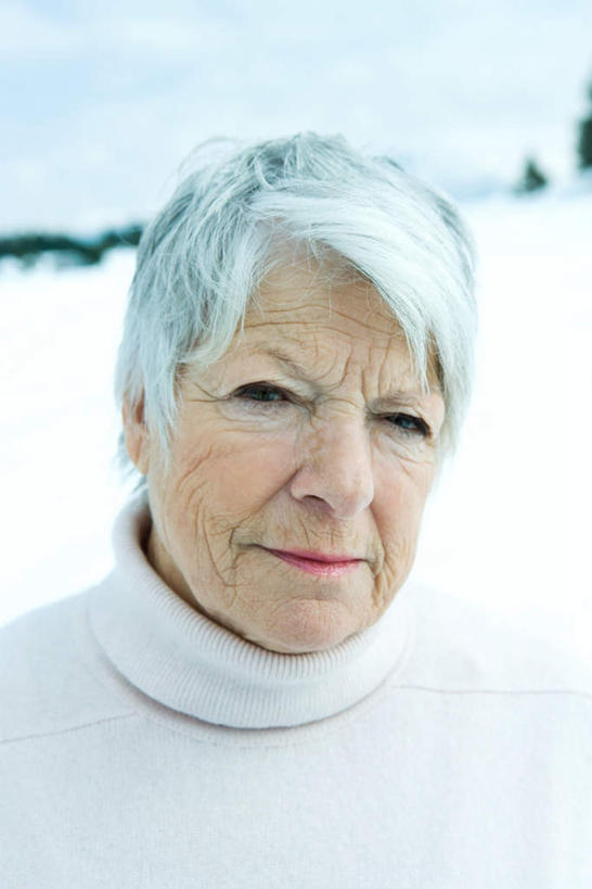 西方人,脸,头,脸颊,一个人,站,笑,微笑,竖图,室外,特写,白天,正面,雪,植物,大雪,欧洲,欧洲人,仅一个女性,仅一个人,积雪,雪景,冬天,注视,树,树木,蓝色,绿色,蓝天,天空,自然,天,观察,看,站着,仅一个老年女性,生长,成长,观看,察看,关注,老年女性,女人,女性,白种人,头部,脸部,脸蛋,面部,站立,半身,彩图