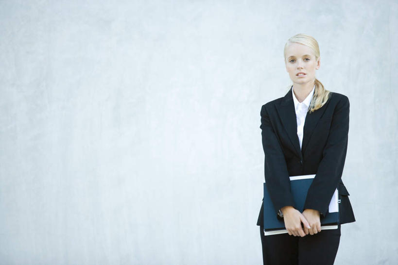 西方人,一个人,商务人士,商务女性,站,双手交叉,横图,室外,白天,正面,衬衫,欧洲,欧洲人,仅一个年轻女性,仅一个女性,仅一个人,套装,材料,档案,文件,墙,拿,拿着,注视,墙壁,墙面,资料,观察,看,站着,观看,察看,关注,文档,商务装,工薪阶层,年轻女性,女人,女性,白种人,白领,上班族,站立,半身,彩图,衬衣