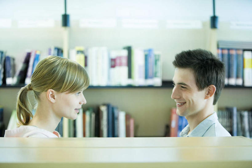 西方人,两个人,伙伴,朋友,图书馆,站,笑,微笑,露齿笑,横图,室内,白天,正面,友谊,柜子,书籍,欧洲,欧洲人,许多,材料,档案,文件,注视,相视,资料,观察,看,站着,同学,面对面,观看,对视,察看,关注,文档,相对,档案柜,浏览室,相看,友情,男人,男性,年轻男性,年轻女性,女人,女性,白种人,书,图书,站立,半身,彩图,书库,图书库,阅览室