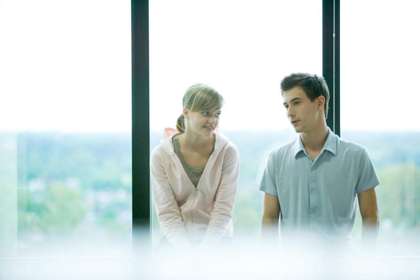 西方人,两个人,伙伴,朋友,学校,教学楼,站,笑,说,微笑,露齿笑,横图,室内,白天,正面,友谊,植物,窗户,欧洲,欧洲人,注视,校园,玻璃窗,树,树木,绿色,自然,观察,看,站着,生长,成长,观看,察看,关注,交流,友情,男人,男性,年轻男性,年轻女性,女人,女性,白种人,沟通,讲话,交谈,说话,谈话,站立,半身,彩图,教室楼,教学大楼